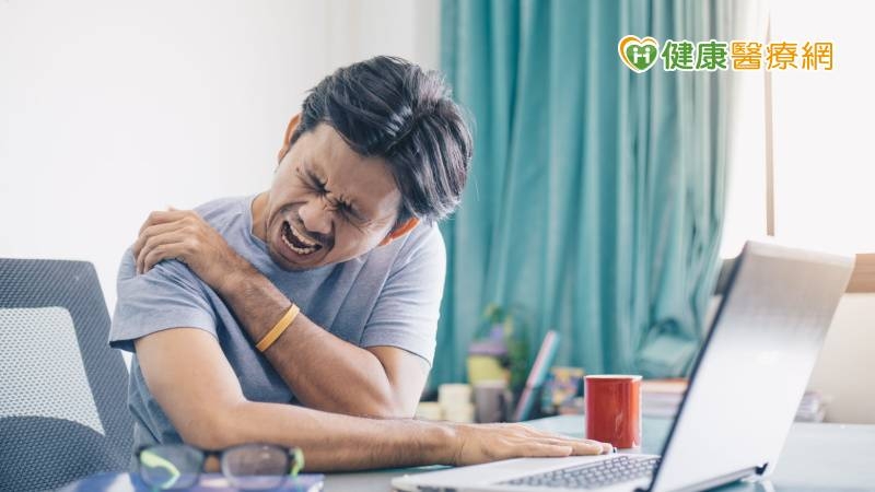 手不舉、睡不著!70歲翁右肩竟癱瘓 醫揪背後病因