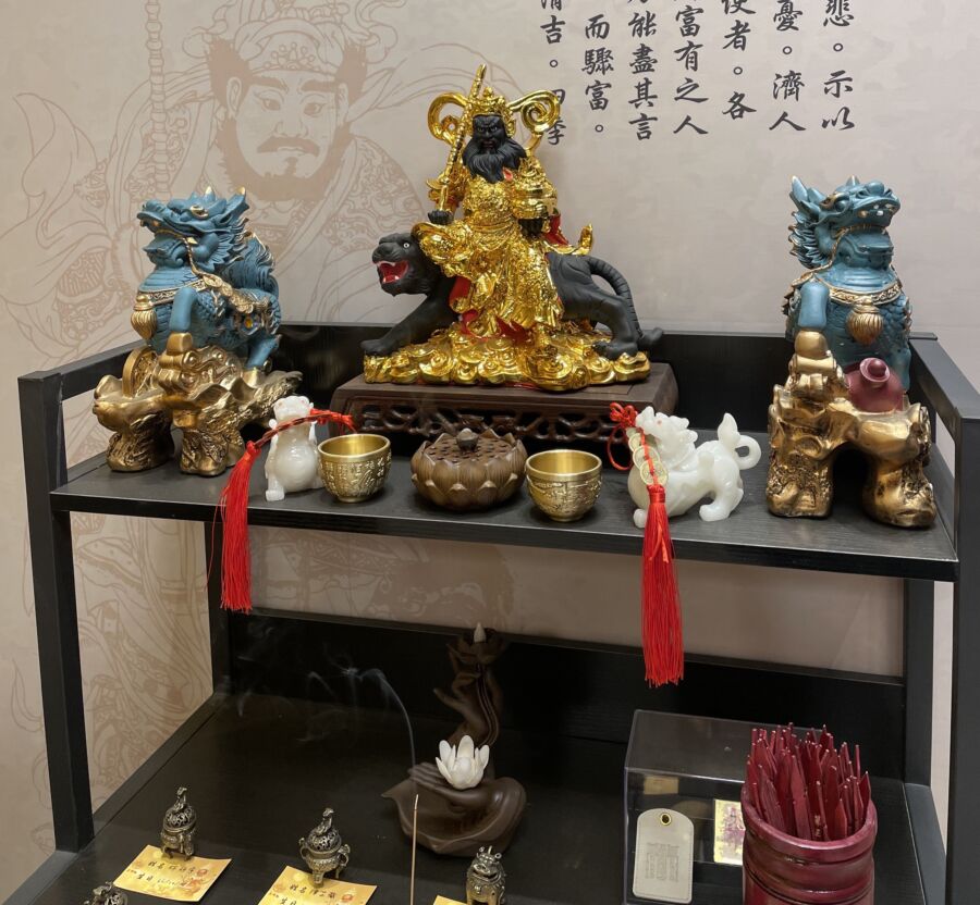 五路財神顯靈濟世 借信眾天運創造財富