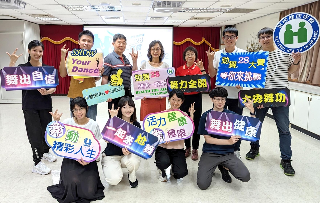 健保署林純美組長(右4)邀請少青銀武林高手共同來尬舞、拿獎金（圖：衛福部健保署）