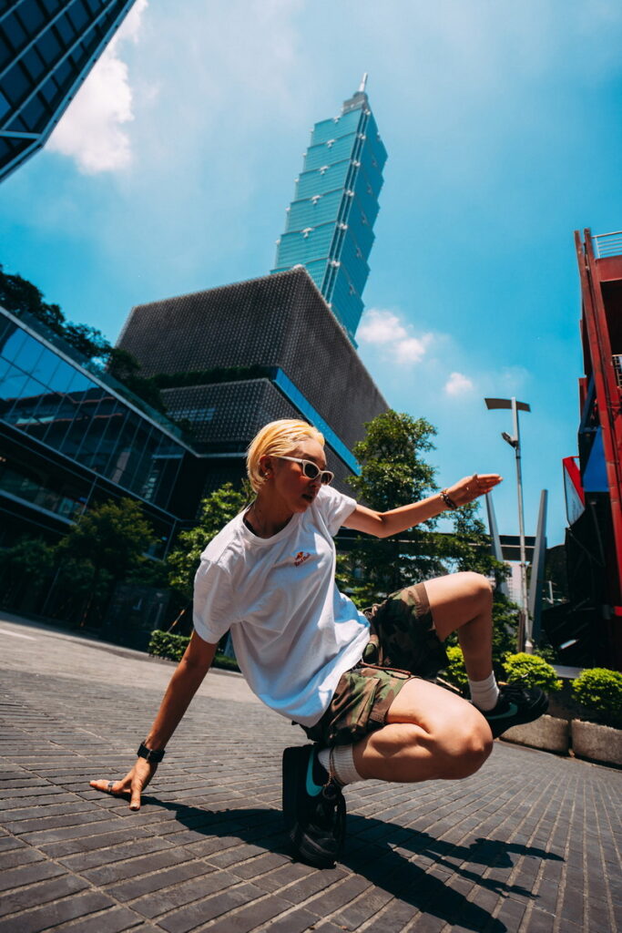 Red Bull Dancer Kyoka日前在疫情後首度訪台,並現身信義區街頭獨舞拍攝,展現她獨有的日式潮流風格。
