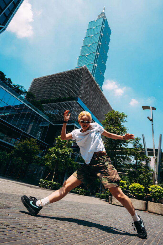 Red Bull Dancer Kyoka日前在疫情後首度訪台,並現身信義區街頭獨舞拍攝,展現她獨有的日式潮流風格。