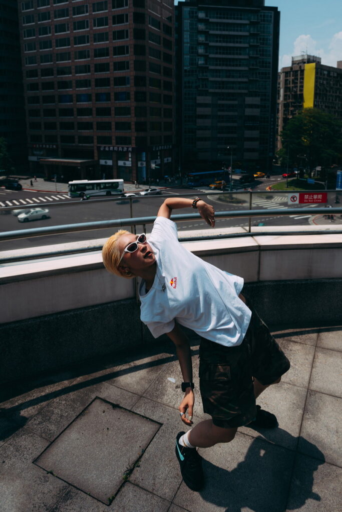 Red Bull Dancer Kyoka日前在疫情後首度訪台,並現身信義區街頭獨舞拍攝,展現她獨有的日式潮流風格。