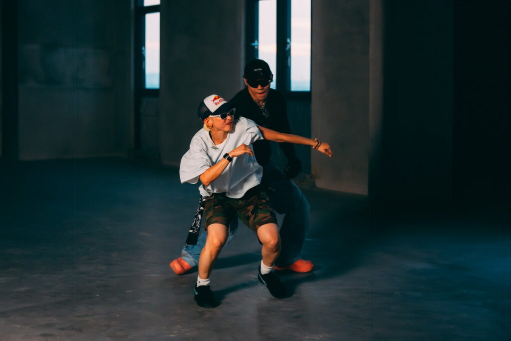 為宣傳Red Bull Dance Your Style台灣賽事,Red Bull Dancer Kyoka與創作歌手ØZI以《ISSUES》進行合舞拍攝,展現非常帥氣的一面。