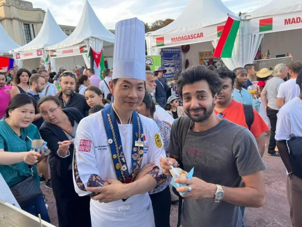 名廚黃景龍赴法國參與美食推廣,身著東光制服設計的廚師服