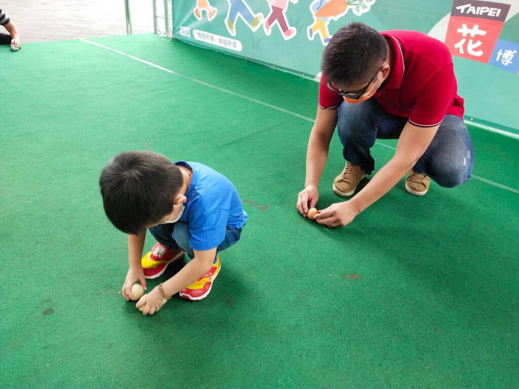 本週花博農民市集推出立蛋活動，歡迎端午假期大小朋友來到市集逗陣豎立好運蛋