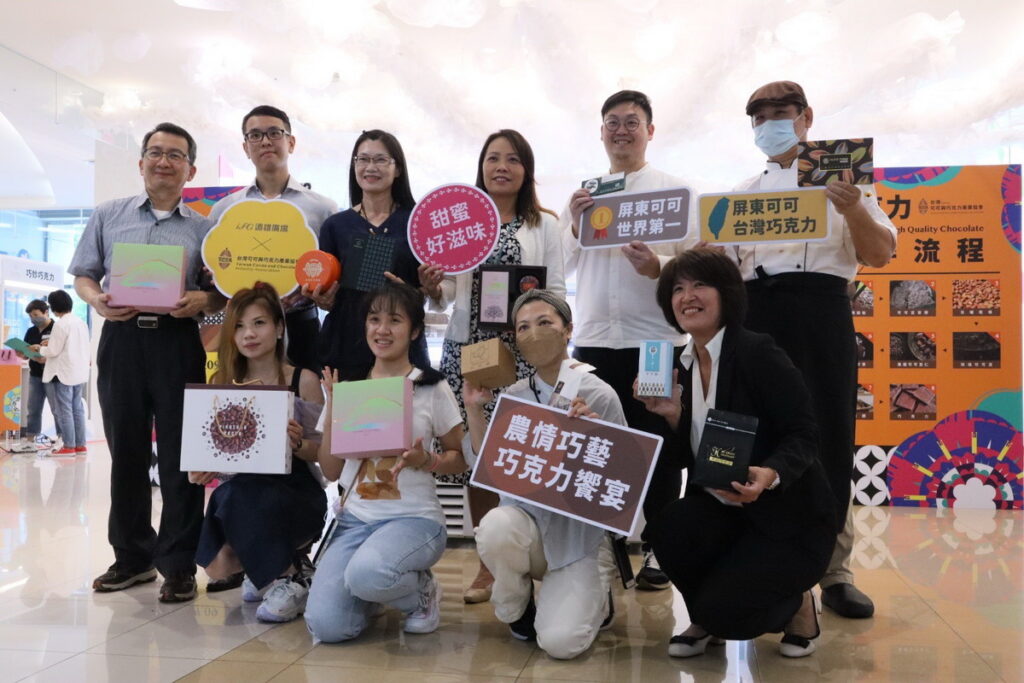 屏東可可小農們近來融合在地食材展現極具特色的風味,伊然可可的茶香白巧、老莫可可