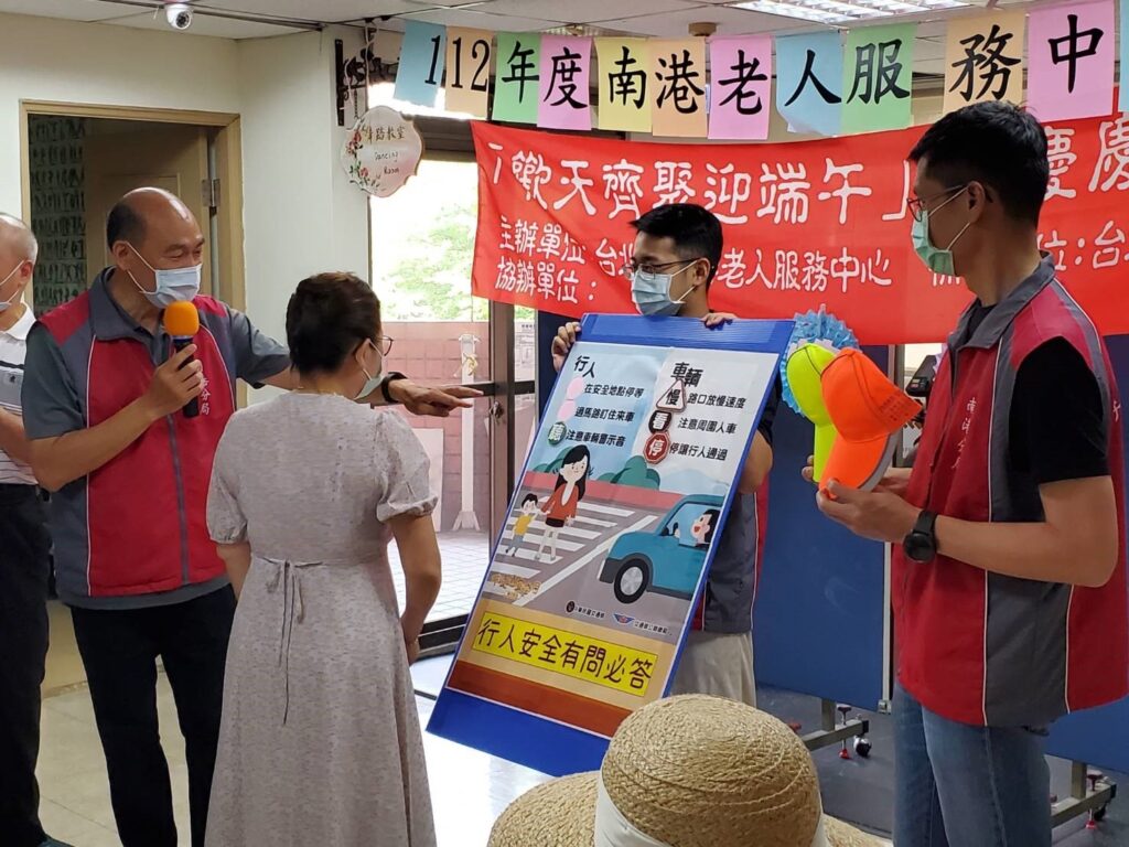 (上)南港分局為提升高齡行人通行安全及防制交通事故發生，特至南港老人服務中心向高齡長輩們宣導交通安全觀念