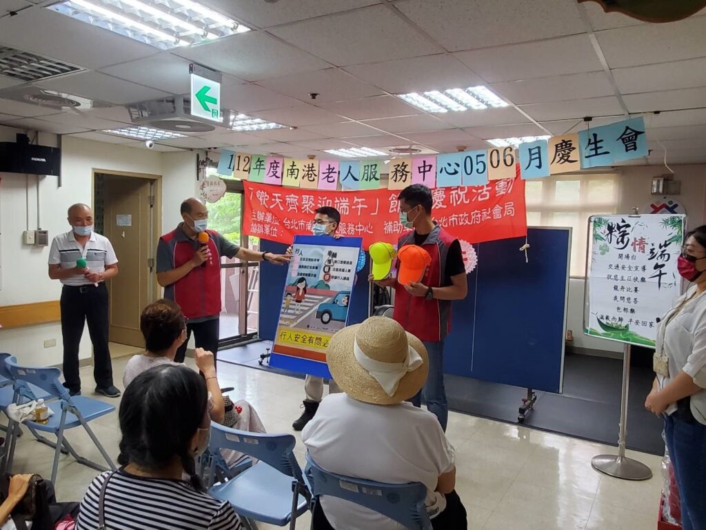 (上)南港分局為提升高齡行人通行安全及防制交通事故發生，特至南港老人服務中心向高齡長輩們宣導交通安全觀念
