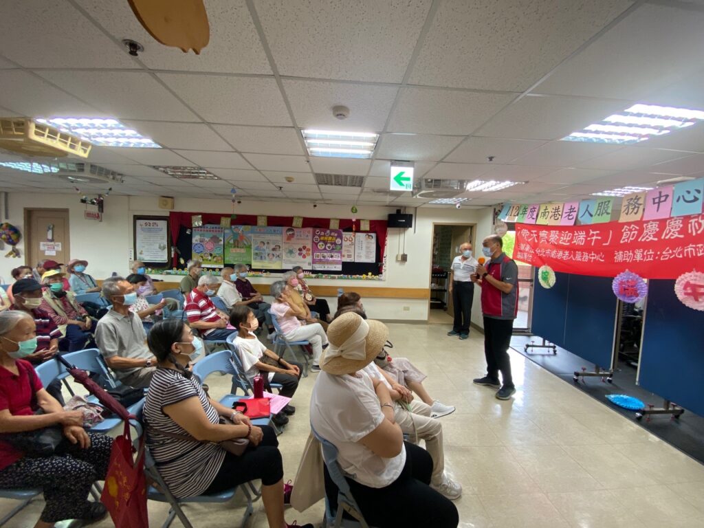 (上)南港分局為提升高齡行人通行安全及防制交通事故發生，特至南港老人服務中心向高齡長輩們宣導交通安全觀念