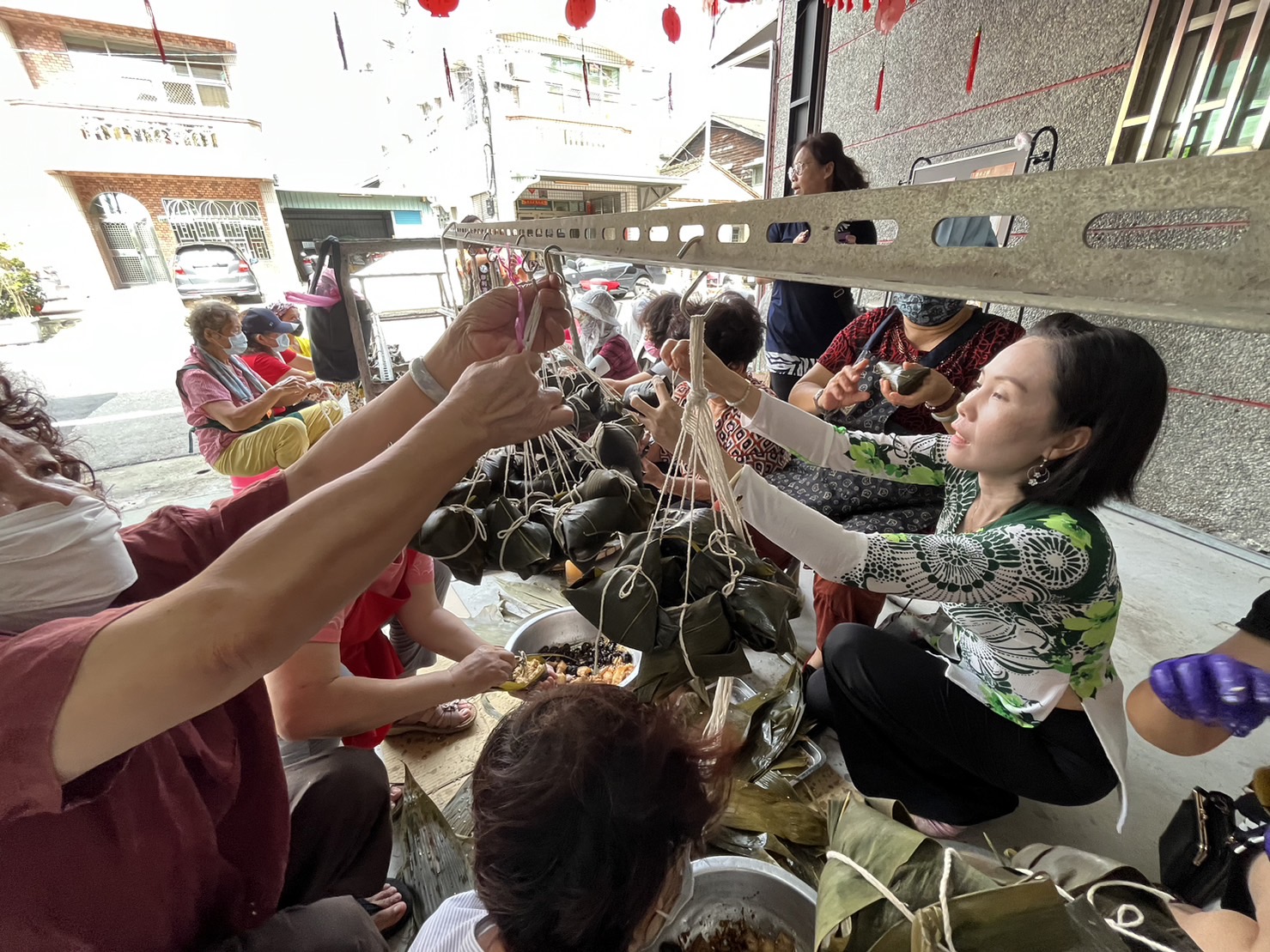 ▲新住民一同包粽子同樂。(記者劉芳妃翻攝)