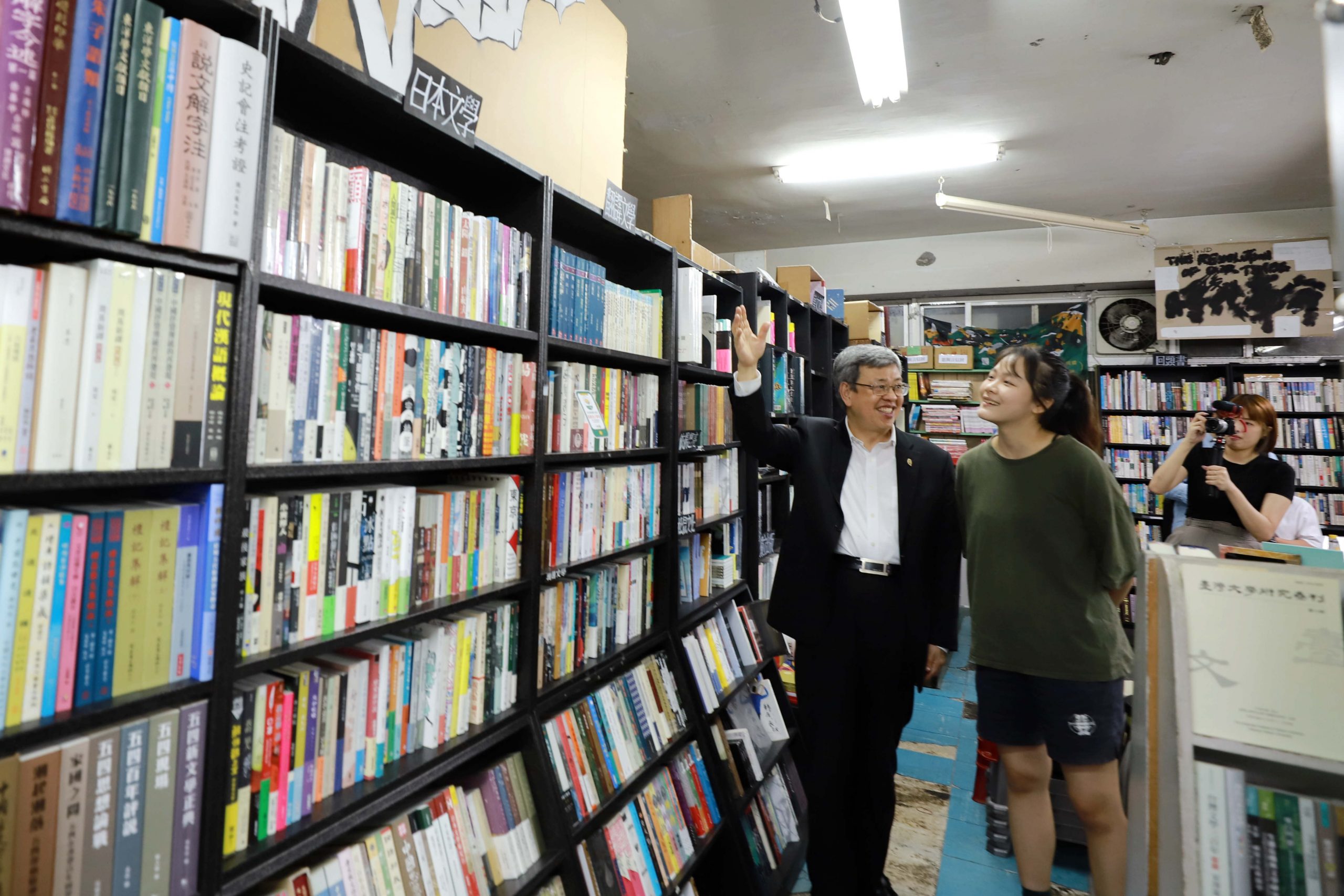 行政院長陳建仁與YouTuber李怡蓁領路逛獨立書店 意外曝光大仁哥竟然喜歡看?