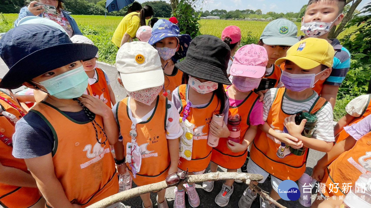 彰化鵝媽媽幼兒園小朋友了解甲蟲生態。圖/明道大學提供