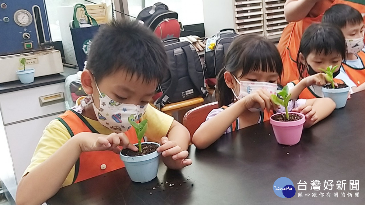 小朋友學習皇宮菜組合盆栽。圖/明道大學提供