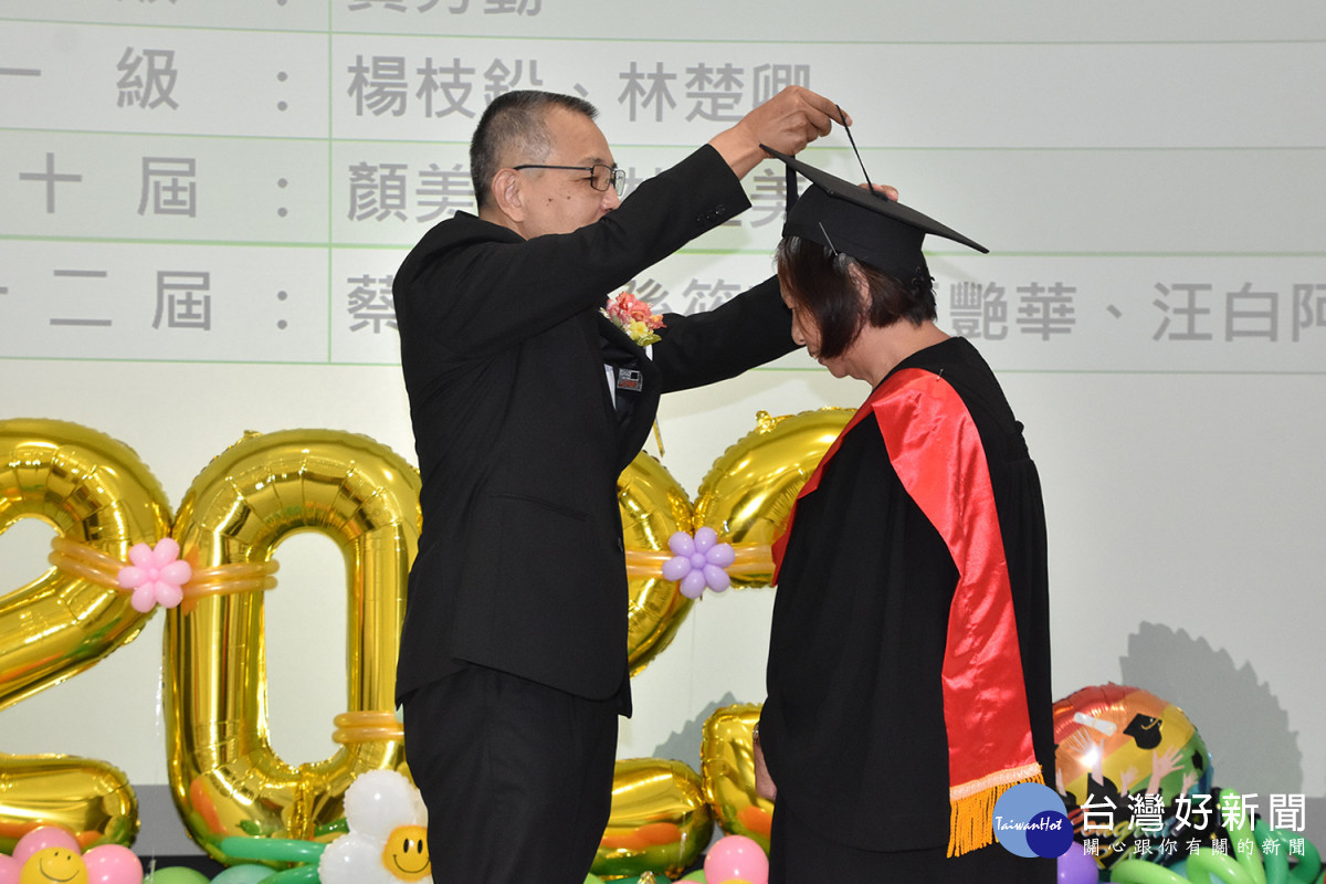 彰基醫學中心董事長吳瑞鵬長老為畢業生撥穗。圖/彰基醫院提供