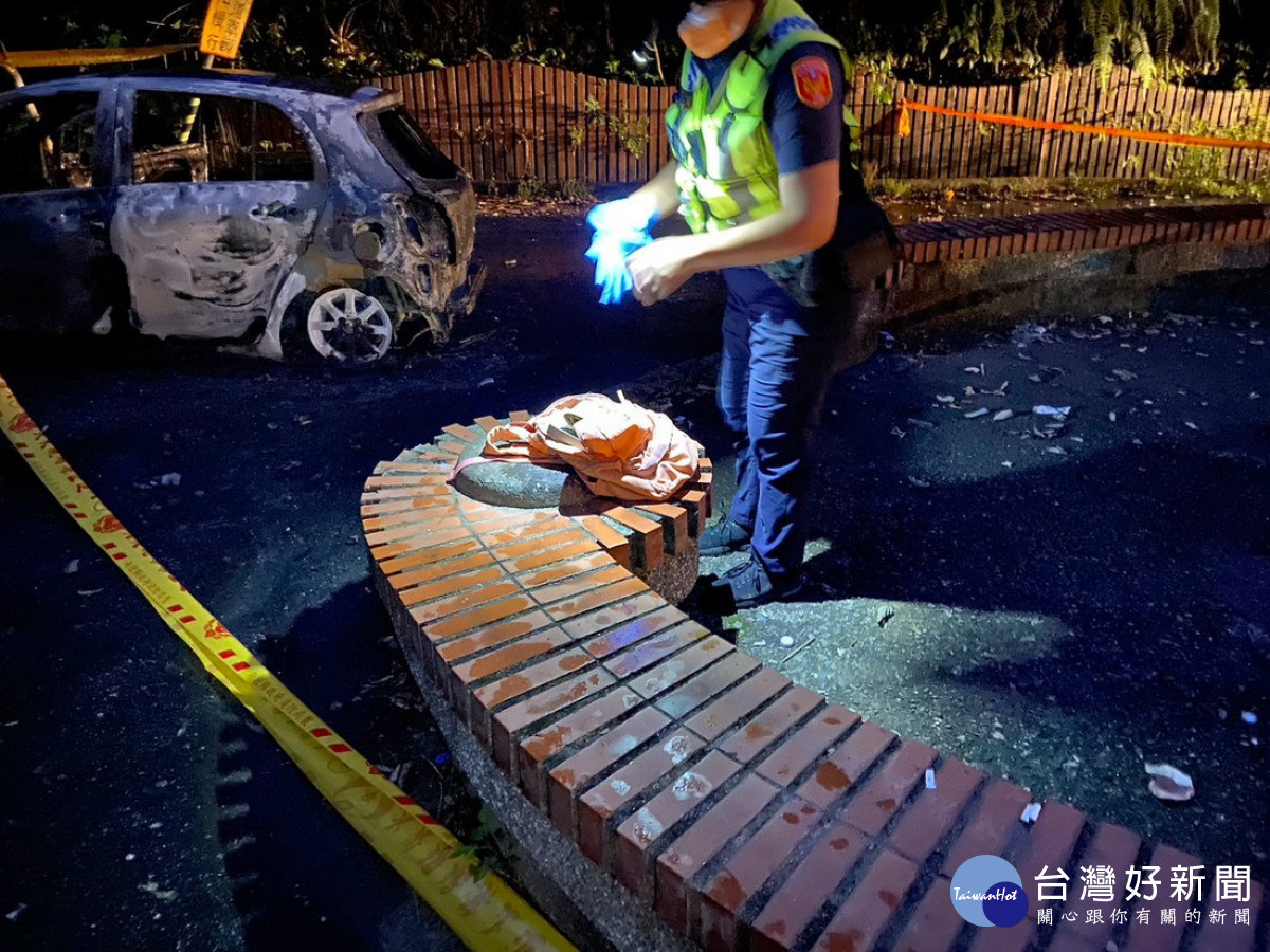 在車輛周圍發現車主物品,並由當地派出所員警打開發現疑似遺書