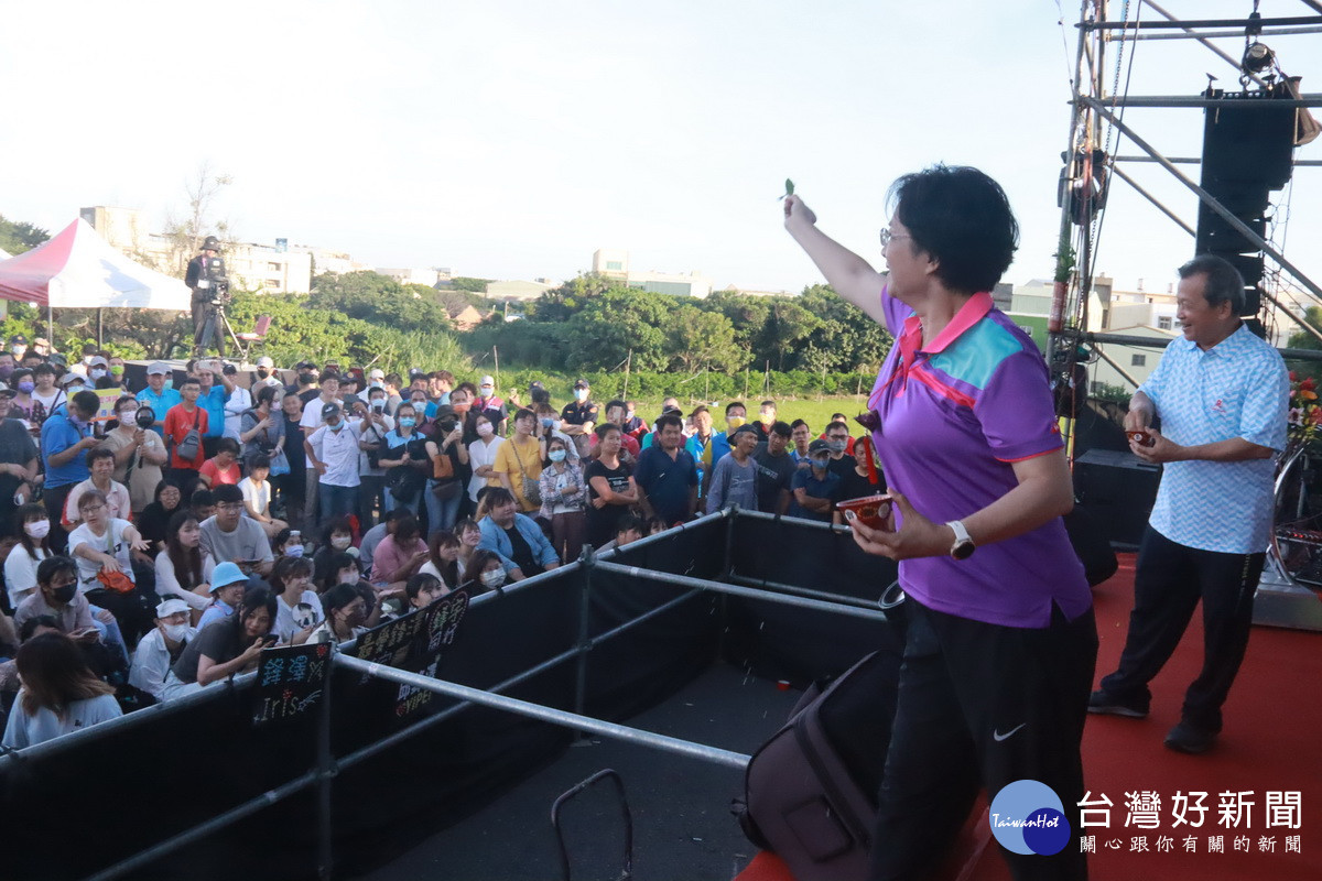王惠美縣長王瑞德副縣長等以灑淨儀式祝福大會成功。(記者扶小萍攝)