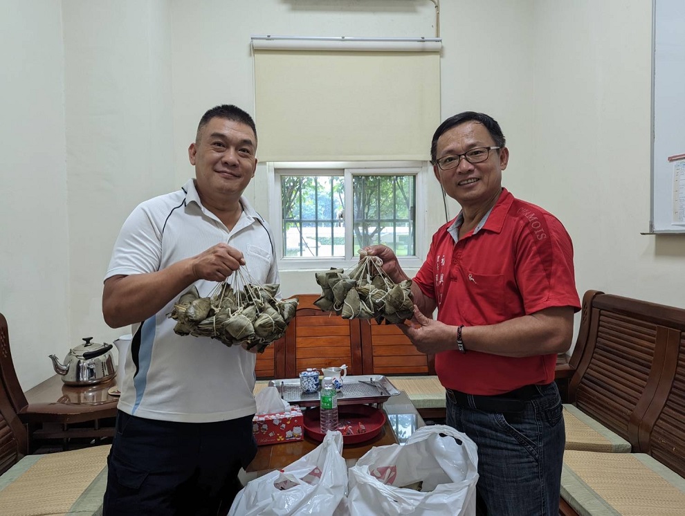 ▲圖說：福興里長陳友龍親贈80顆美味肉粽感謝員警平日的辛勞 （圖／台中市政府提供）