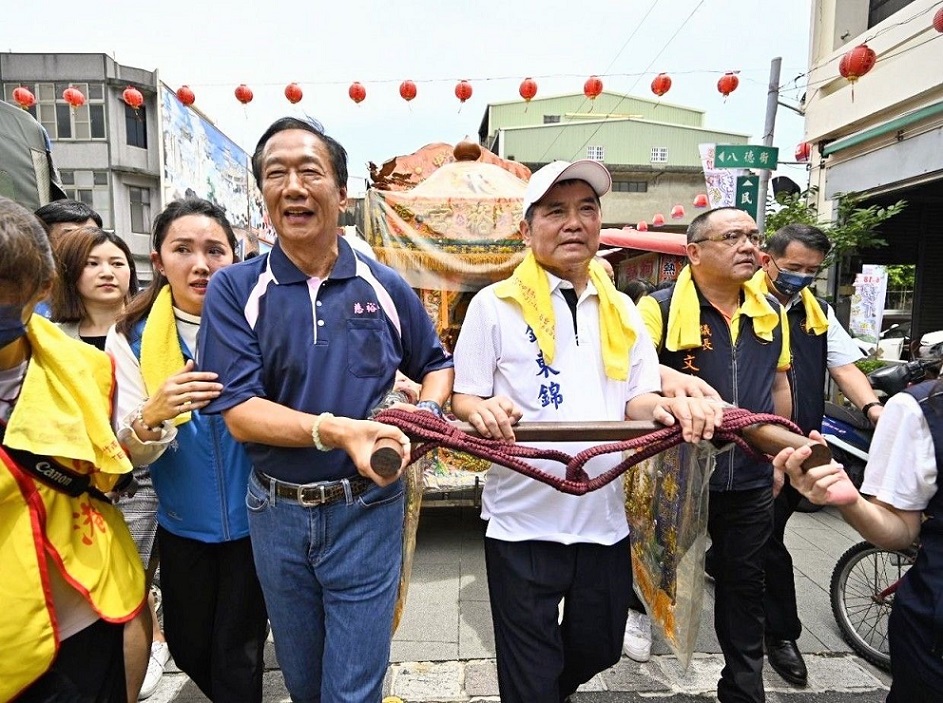 ▲不畏烈日誠心祈福! 郭台銘出席竹南「祭江洗港」媽祖遶境起駕 (圖/ 苗栗縣政府 提供)