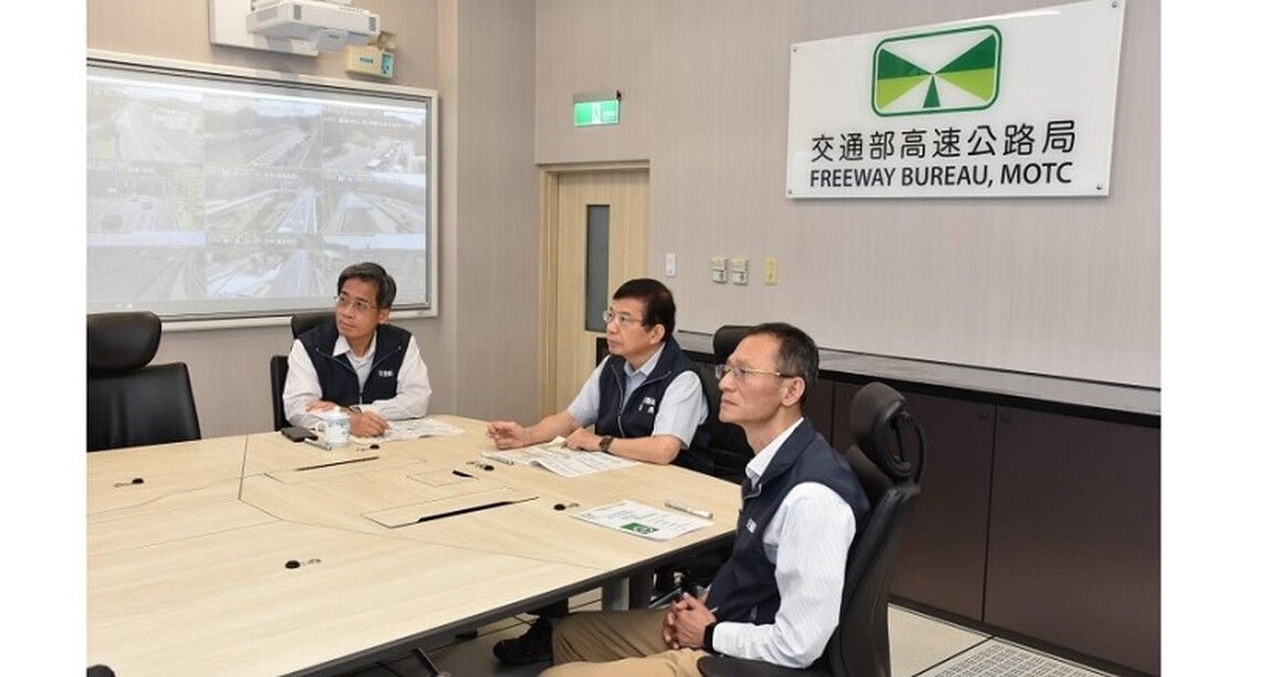王國材部長視察北區交通控制中心 瞭解端午節連假國道疏運整備情形