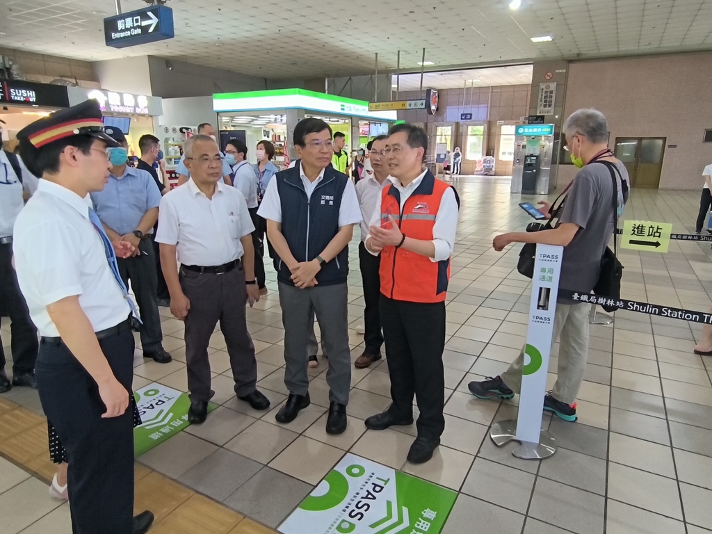 交通部王王國材部長巡視行政院通勤月票及社福卡7月1日上線啟用準備情形（圖：交通部臺鐵局）