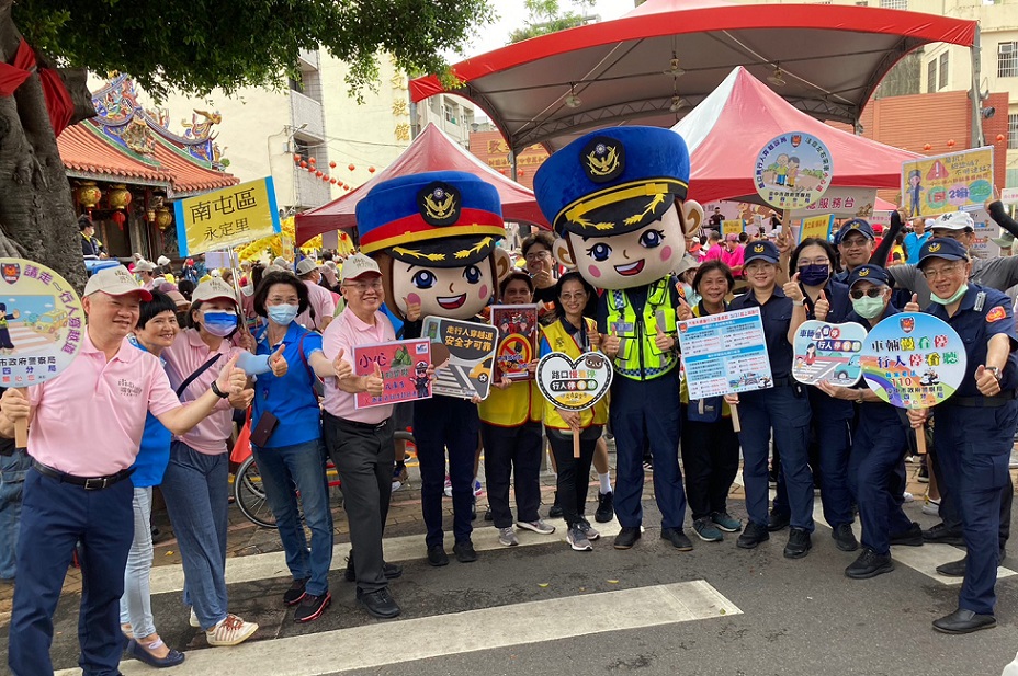 ▲圖說:南屯「穿木屐躦鯪鯉」踩街慶端午活動,犯罪預防宣導團全力出擊 (圖/台中市政府提供)