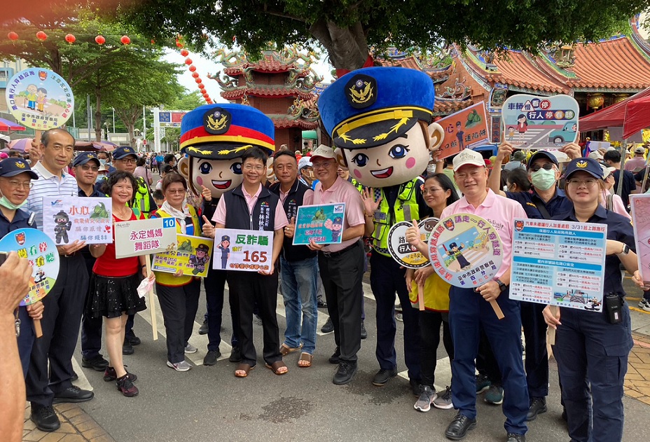 ▲圖說:超人氣警察娃娃助陣,會場警察攤位前熱鬧滾滾 (圖/台中市政府提供)