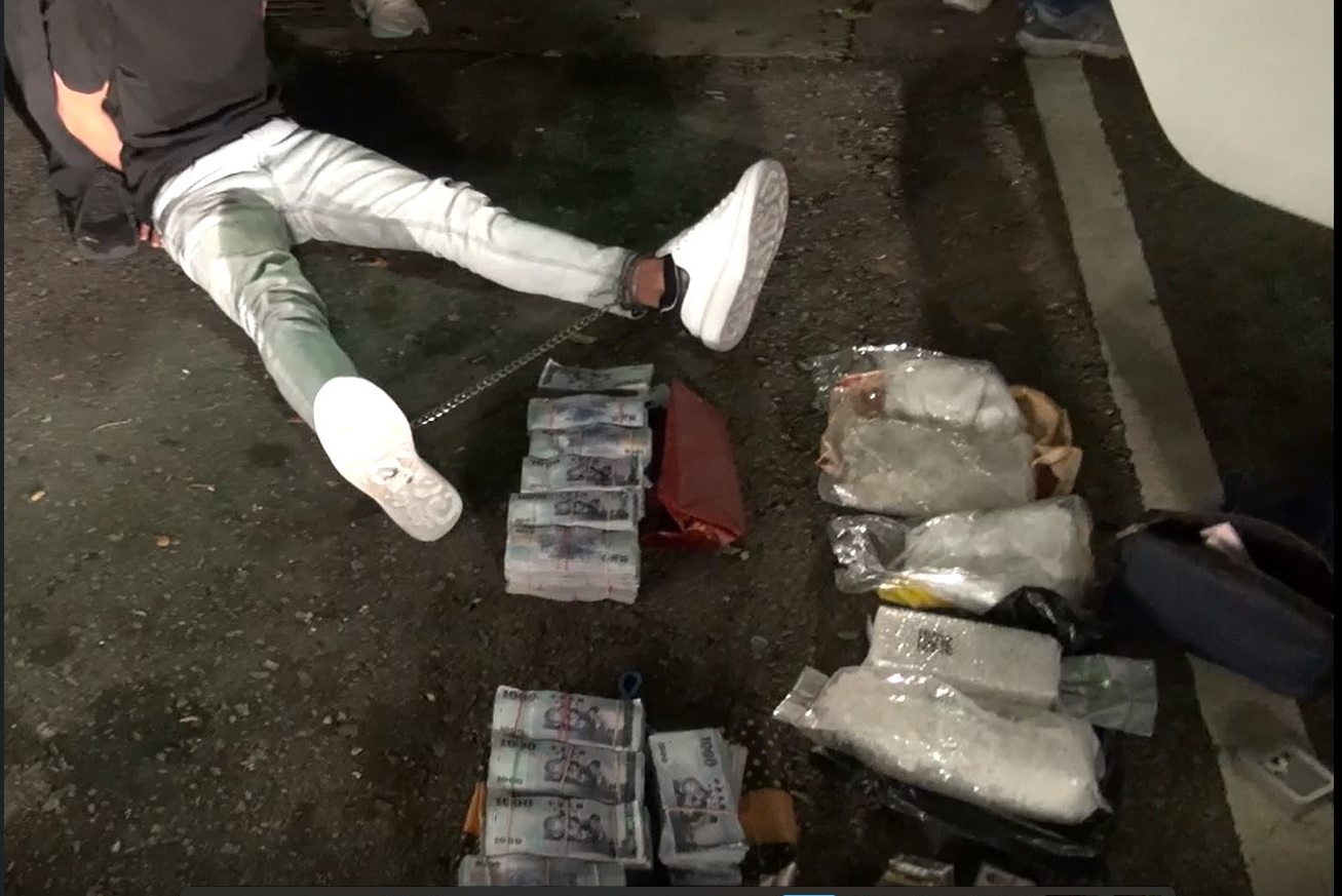 ▲圖說:警方專案小組於國道休息站逮補販毒藥頭 (圖/台中市政府提供)