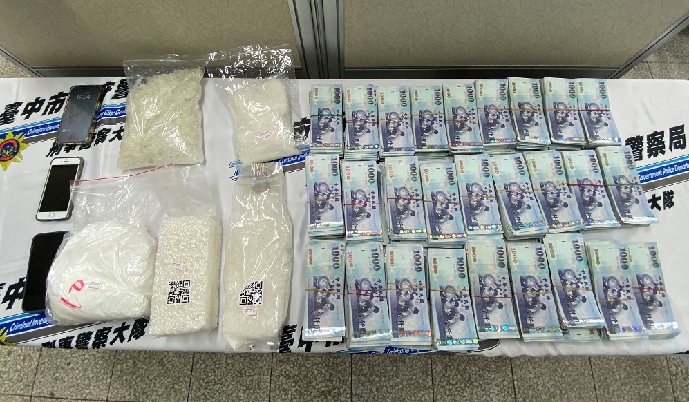 ▲圖說:中市刑大偵破販毒案,查扣安非他命、愷他命、628萬元及手機等贓證物 (圖/台中市政府提供)