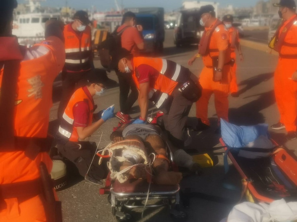 人道救援 埃及籍貨輪船員受傷昏迷海巡送返馬公就醫 278 人道救援 埃及籍貨輪船員受傷昏迷海巡送返馬公就醫 277