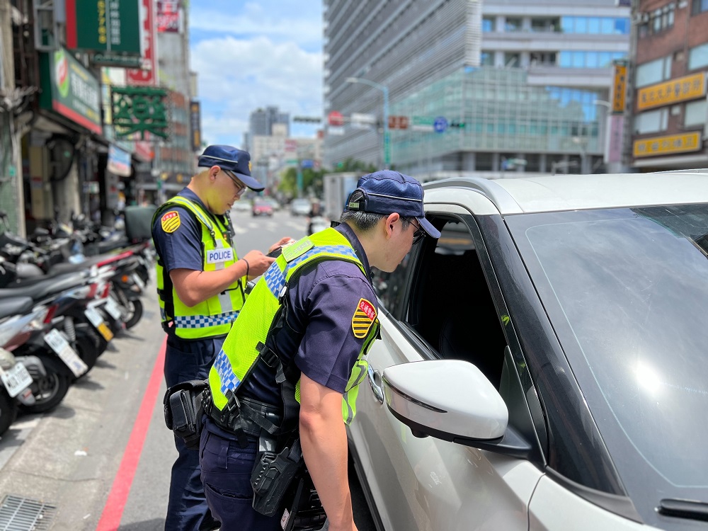 嚴格取締車不讓人 新北市新店警分局開罰已逾300萬元 282 嚴格取締車不讓人 新北市新店警分局開罰已逾300萬元 281