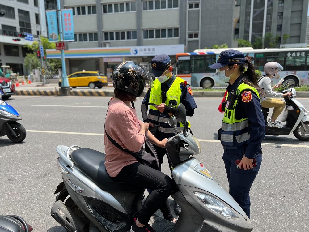 嚴格取締車不讓人 新北市新店警分局開罰已逾300萬元 280 嚴格取締車不讓人 新北市新店警分局開罰已逾300萬元 279