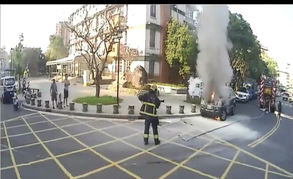 嚇死寶寶! 自小客車停路邊突然起火燃燒