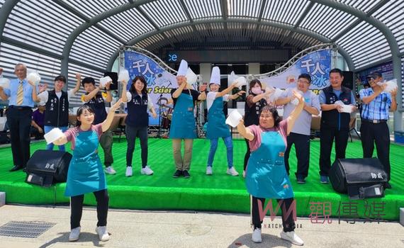 端午暑氣旺千人齊聚北回太空館炒冰 連結科學原理冰塊炒成冰沙消暑