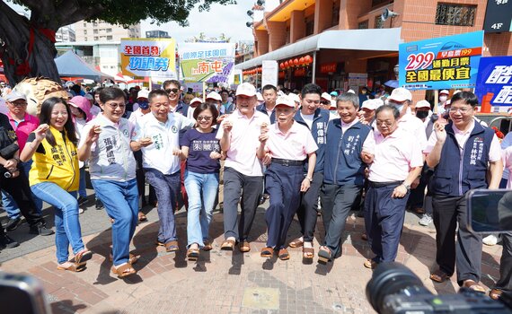 中市「穿木屐躦鯪鯉」端午慶典 千人踩街遊南屯老街