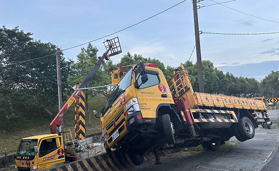 蘭陽大橋引道車行箱涵遭撞損 維修出意外一工人不治 施工單位慰問家屬