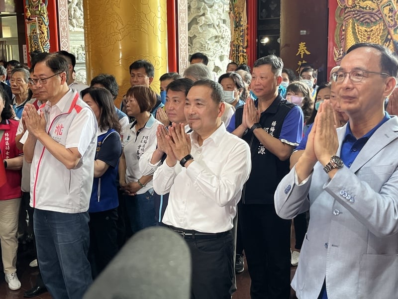 國民黨總統參選人侯友宜(前排中)今和國民黨主席朱立倫(前排右)到楊梅參拜,桃園市長張善政(前排左)陪同。中央社