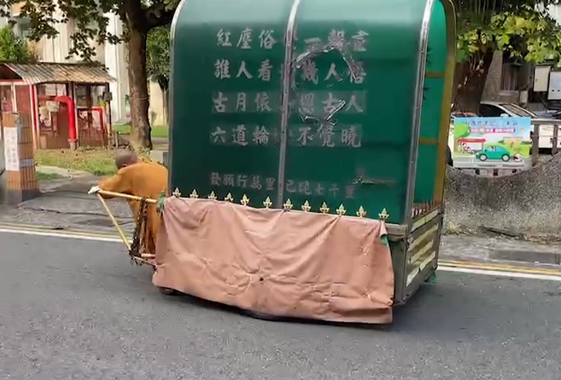 屏東苦行僧-界舟師父的禪服與車上大大的孝字,以及一部經典
