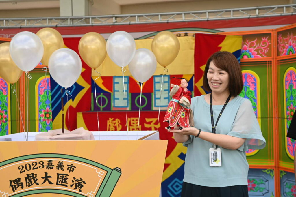 文化局長盧怡君也一同感受偶劇魅力