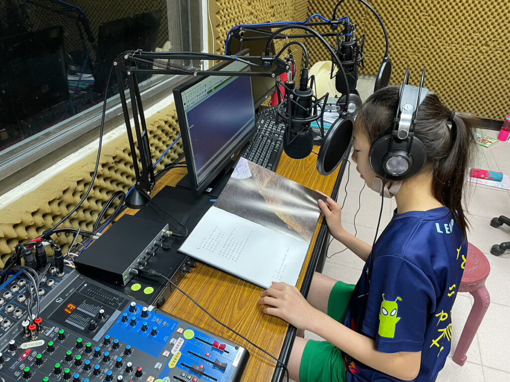 學生參與校內「天文說書客」錄音
