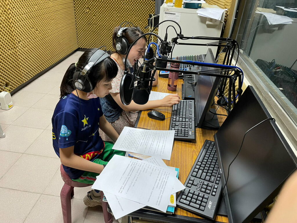 學生參與校內「天文說書客」錄音