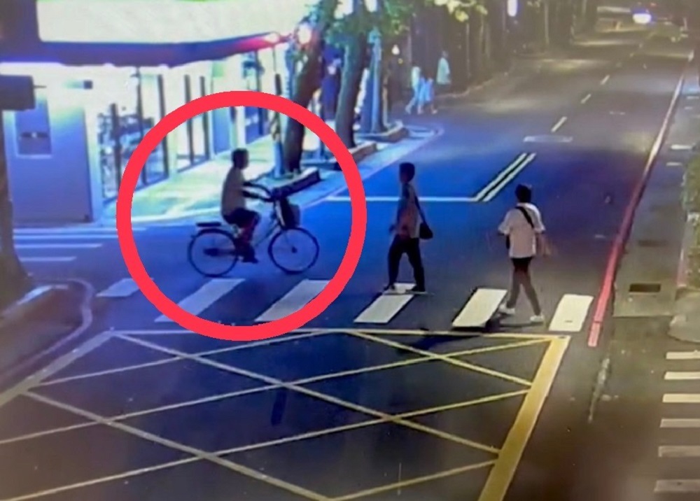 大膽 單車男涉全裸露鳥對女騎士自慰警追緝中 278 大膽 單車男涉全裸露鳥對女騎士自慰警追緝中 277