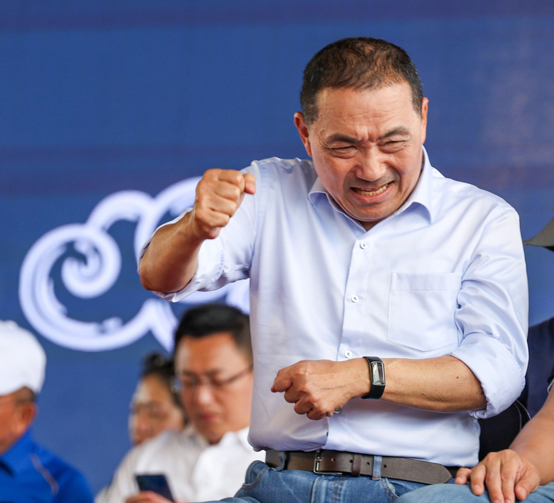 國民黨總統參選人侯友宜(前)22日上午出席新北市議長盃第13屆龍舟錦標賽開幕典禮。中央社