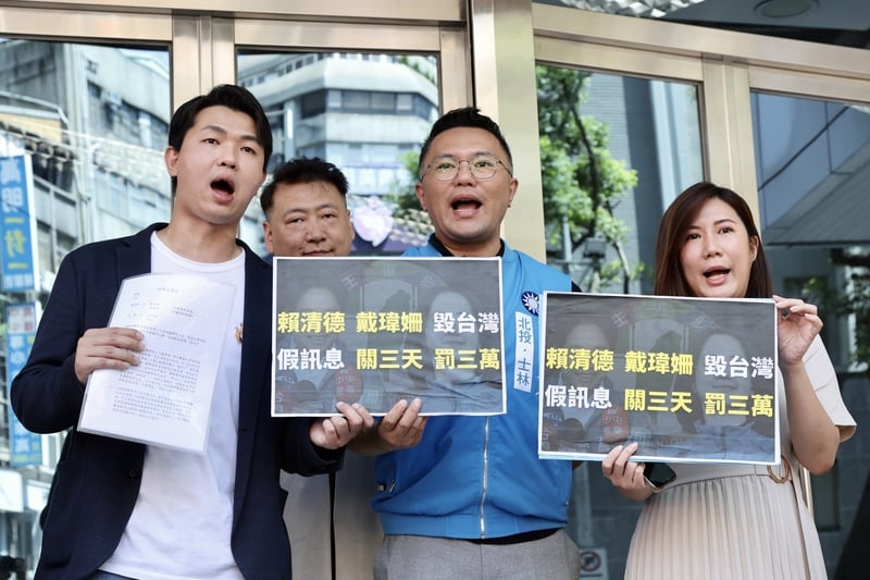 國民黨總統參選人侯友宜競選工作室發言人呂家愷 (左1)、柳采葳(右1)24日上午到台北市政府警察局中正第一分局,舉發民進黨總統參選人賴清德及其競選辦公室發言人戴瑋姍散播假訊息。中央社