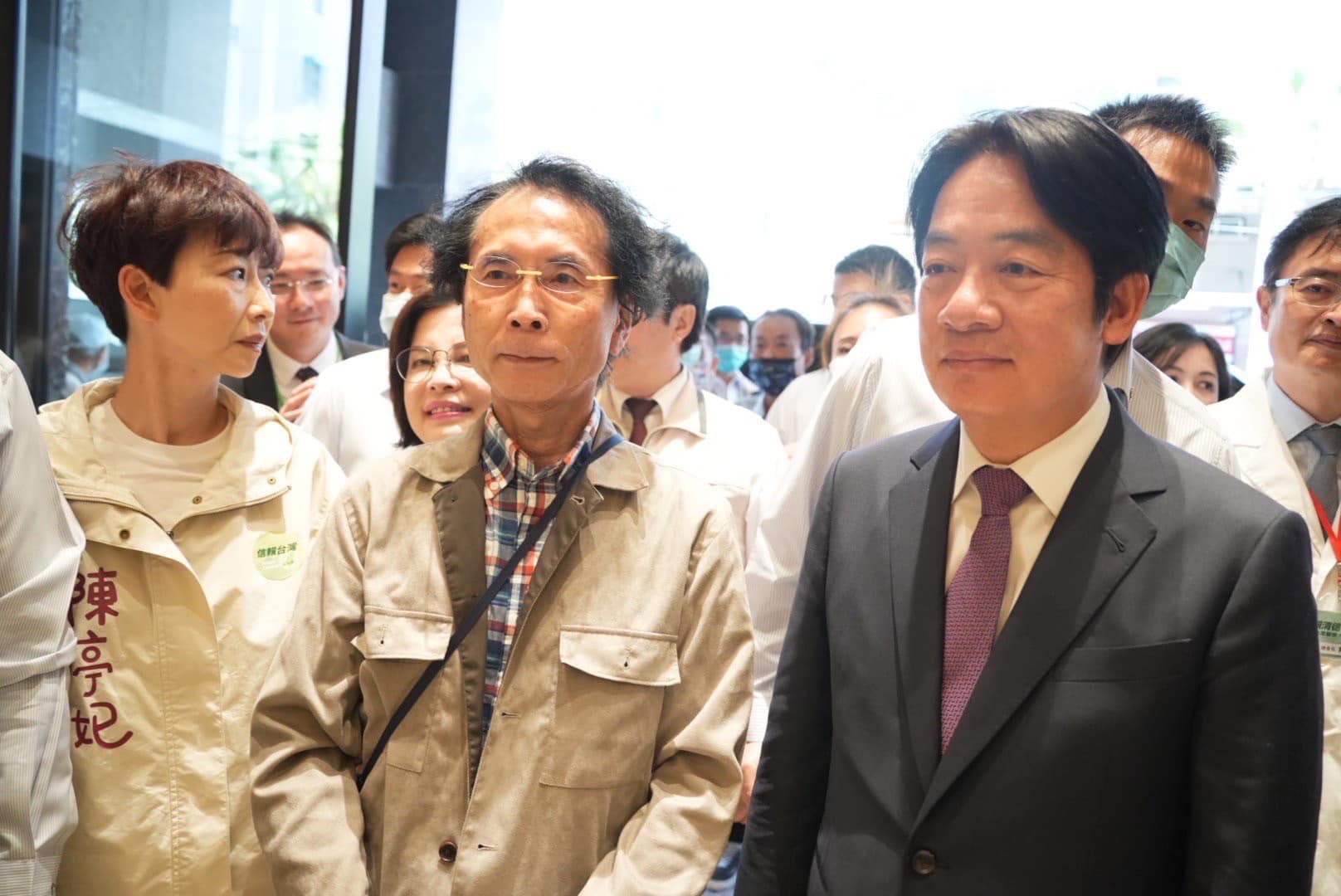 研究領域包括台灣政治的日本學者小笠原欣幸(左2)在臉書分析總統大選民調,圖為他之前來台灣進行研究時參加民進黨總統候選人賴清德的造勢活動。翻攝小笠原欣幸臉書