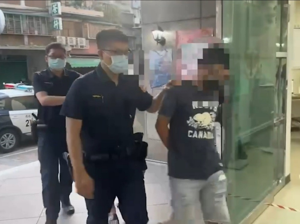 油箱口方向不對　24歲男疑不滿加油員口氣差掏刀揮砍 285