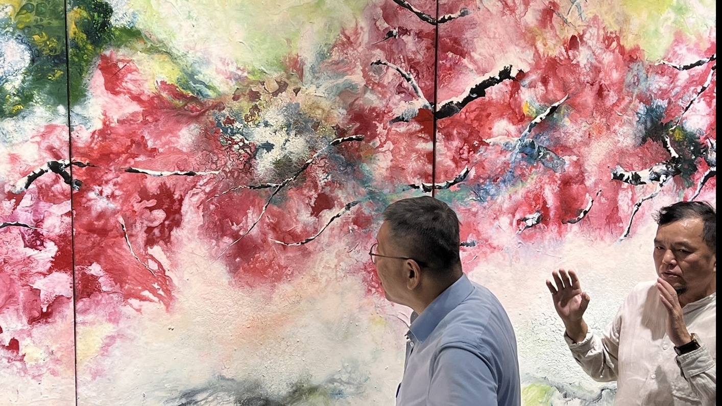 ▲柯文哲彰化美術館看展,過程中相當仔細聆聽陳炳臣介紹,近距離細細端詳。(記者林明佑翻攝)