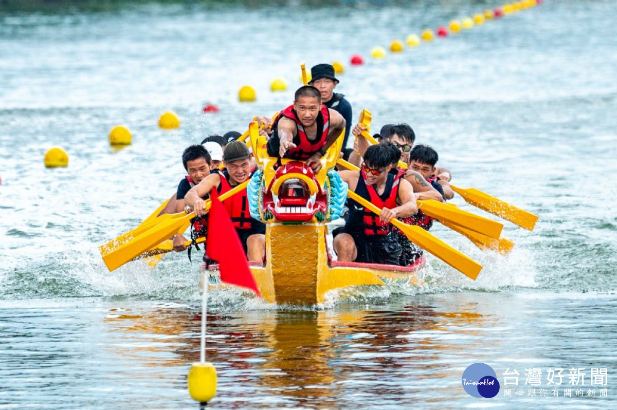 龍舟隊伍全員上下齊心划槳奪標。