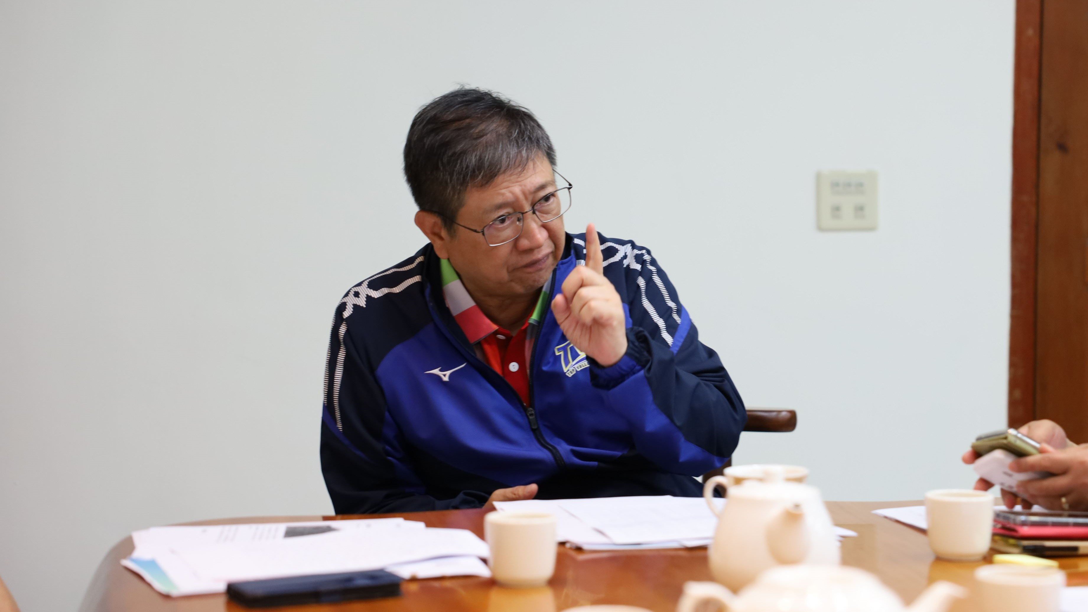 新竹縣長楊文科24日晚間提前返國,漏夜召開跨局處緊急會議。翻攝新竹縣府官網