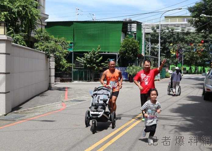 「夜光鳥」父女跑馬拉松不忘做公益 捐款信望愛 56 IMG 1651 scaled | 運動 運動 記者爆料網