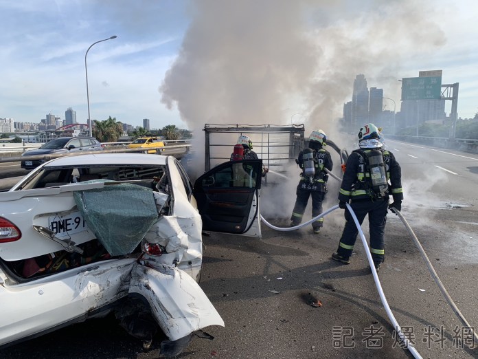 台74線3車追撞起火燃燒 2駕駛受傷送醫幸無生命危險